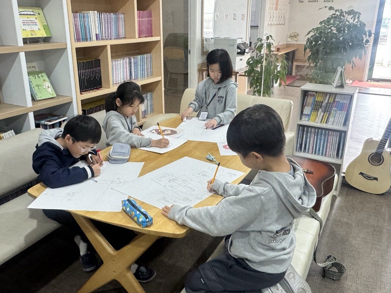 도서실에서 그림을 그리는 아이들
