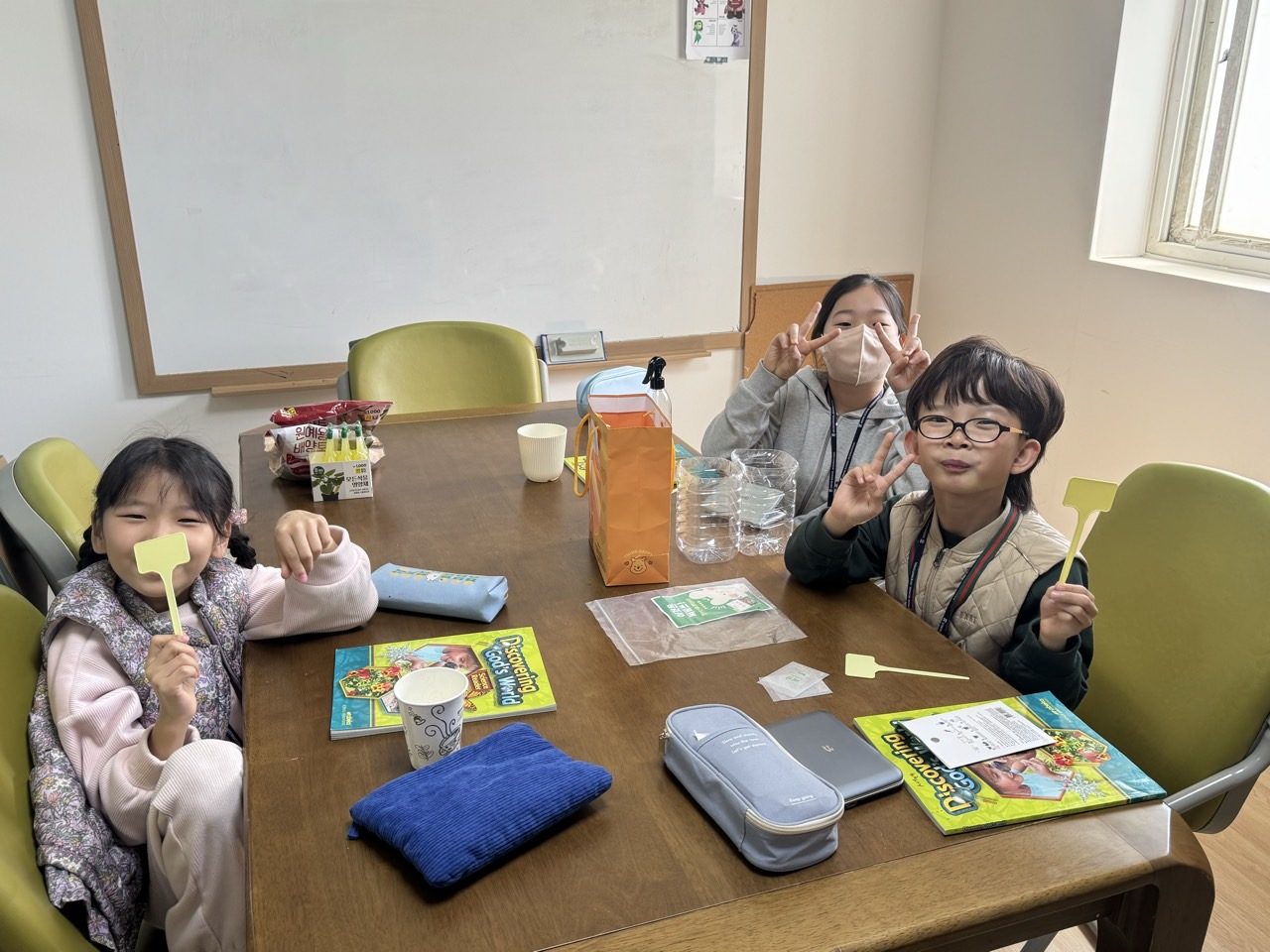 과학 탐구 활동 중인 아이들