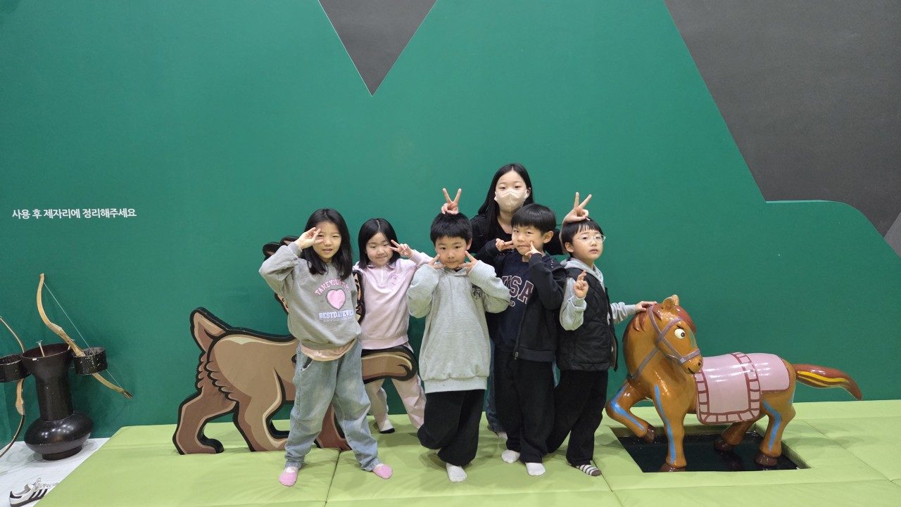 역사 체험 활동 중인 아이들